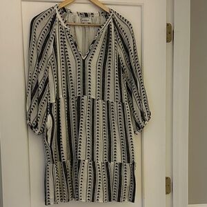 Evereve Black & Cream Patterned V-Neck Tiered Dress